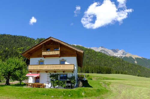 Grafenhaeusl in der Natur mit dem Karwendelgebirge im Hintergrund.